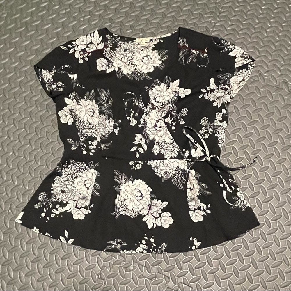 Lily White side black and white side tie blouse XL